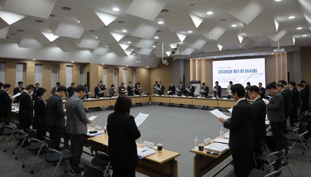 한국제약바이오협회 이사회가 10일 서울 서초구 제약바이오협회에서 이사회를 열고 약가 인하 유예 촉구 결의문을 낭독하고 있다. /한국제약바이오협회