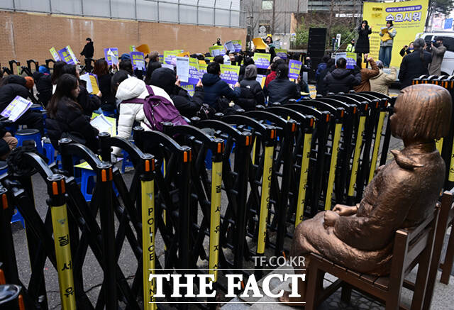 4년여 만에 평화의 소녀상 옆으로 돌아온 수요시위에 참가한 시민들이 피켓을 든 채 구호를 외치고 있다.