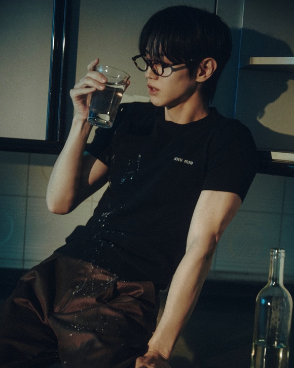 양요섭이 지난 9일 미니 3집 Unloved Echo를 발매했다. 2009년 데뷔 때부터 이미 흠잡을 데 없었던 그의 보컬은 세월과 함께 깊이가 더해져 더 견고해졌다. /어라운드어스