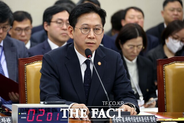 배경훈 부총리 겸 과학기술정보통신부 장관이 11일 오전 서울 여의도 국회에서 열린 과학기술정보방송통신위원회 전체회의에서 의원의 질의에 답변하고 있다. /뉴시스