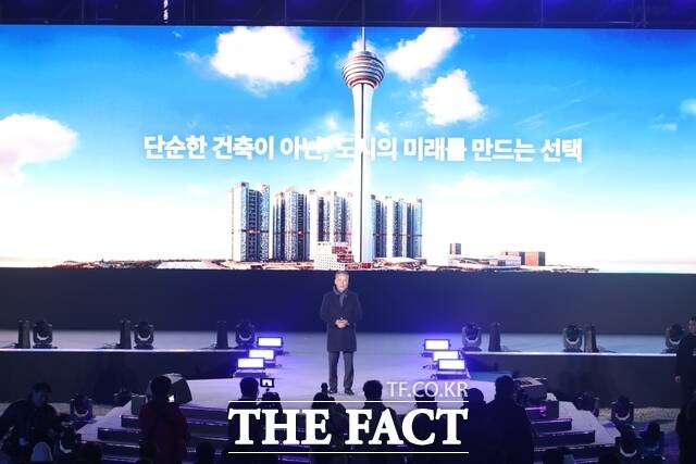 11일 오후 전주시 완산구 효자동3가 전주 관광타워 복합개발사업 부지에서 열린 자광 기공 비전페스타 행사에서 전은수 자광 회장이 사업을 소개하고 있다. /자광