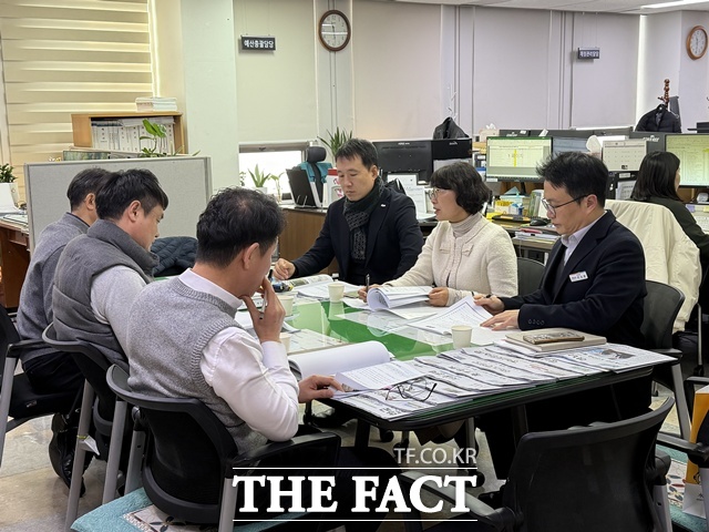 합천군이 경남도청을 방문해 현안 사업의 원활한 추진을 위해 협조를 요청했다. /합천군