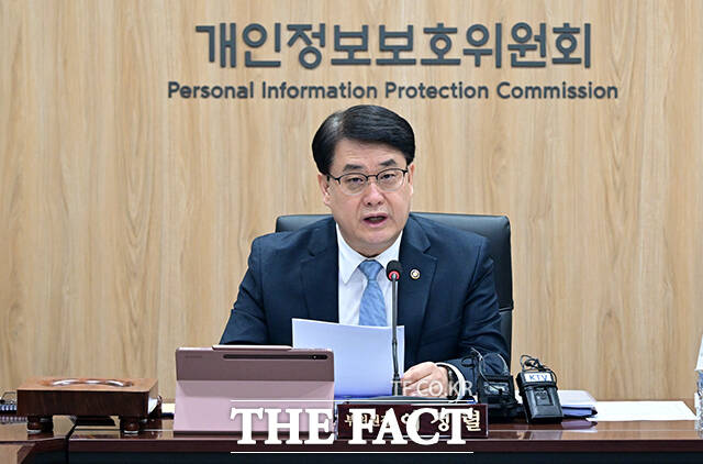 이정렬 개인정보보호위원회 부위원장이 11일 오후 서울 종로구 정부서울청사에서 열린 제3회 전체회의에 참석해 모두발언을 하고 있다. /임영무 기자