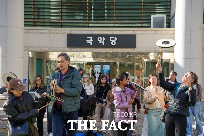 경기국악원 전통문화 체험 프로그램 Feel Korea: 국악을 느끼다를 즐기고 있는 외국인들. /경기아트센터