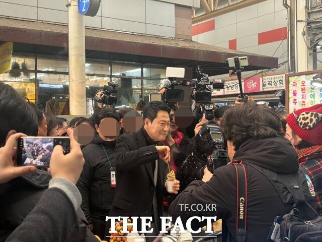 장동혁 국민의힘 대표가 11일 대구 서문시장에서 어묵을 먹고 있다. /김수민 기자