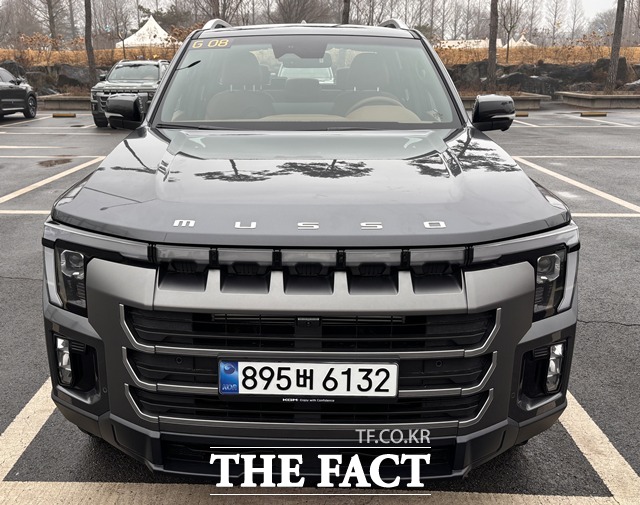 지난 11일 경기 파주시 한 카페 주차장에서 KG모빌리티(KGM) 무쏘가 주차돼 있다. /황지향 기자