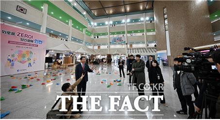 유정복 인천시장이 11일 시청에서 열린 2025년 인천광역시 외로움 대응단 발대식을 마치고 언론인터뷰를 하고 있다. /인천시