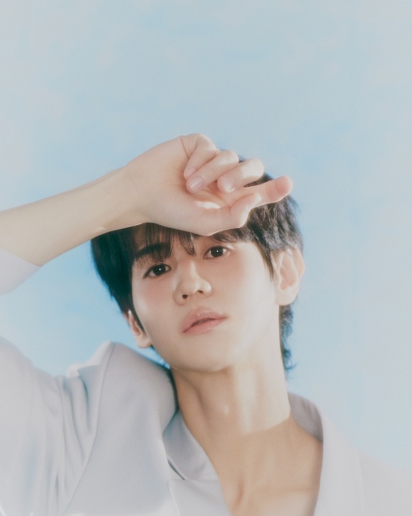 타이틀곡 옅어져 가를 시작으로 마지막 트랙 오늘만큼은에 다다르면 추웠던 날씨에 포근한 햇빛이 스며들듯 행복했던 기억이 팬 분들의 마음에 옅어지지 않고 오래오래 포근히 남길 바란다는 양요섭의 바람은 구체화된다. /어라운드어스