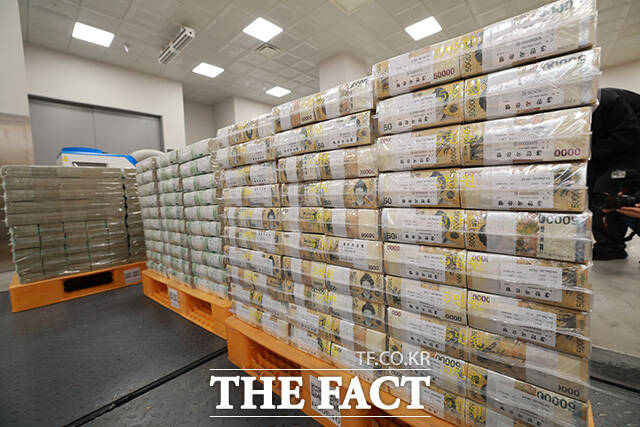 시중 은행으로 방출될 5만원권과 1만원권 신권 다발이 쌓여 있다.