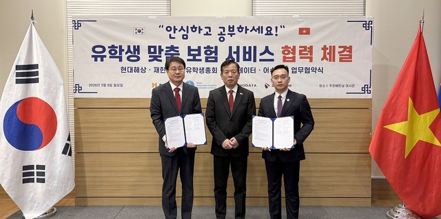 주한베트남대사관에서 (왼쪽부터)유영철 현대해상 기업영업2본부장 상무와 부호 주한베트남대사, 응우옌 쩐 훙 재한베트남유학생총회 회장이 기념촬영을 하고 있다. /현대해상