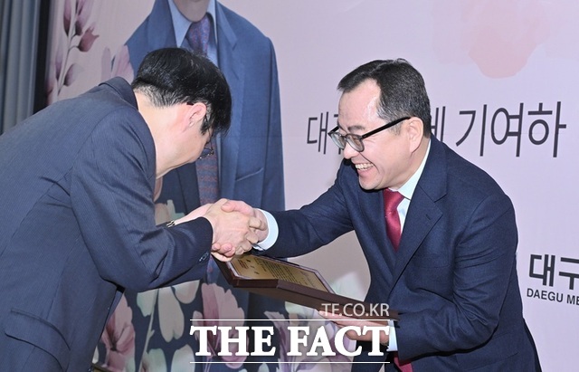 홍성주 대구시 경제부시장(오른쪽)이 11일 퇴임식에서 김정기 대구시장 권한대행 행정부시장에게 공로패를 받고 악수하고 있다. /대구시