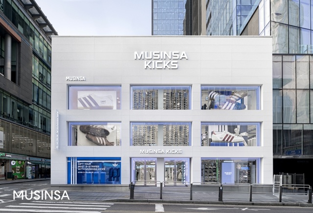 무신사는 지난달 신발 전문 오프라인 편집숍 무신사 킥스를 홍대에 오픈했다. /무신사