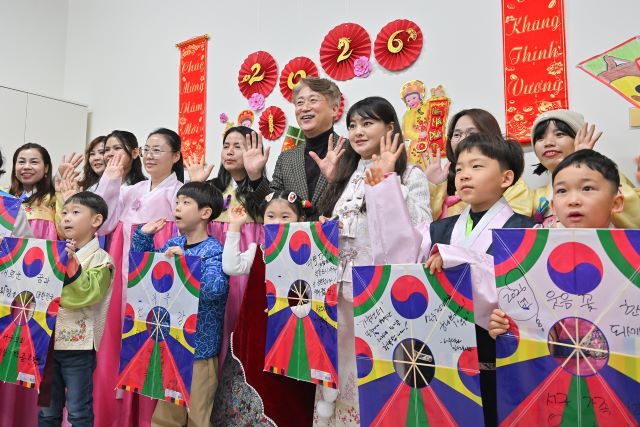 11일 다(多)복(福)다(多)복(福) 행사 참석자들이 기념 촬영을 하고 있다. /광주시 서구