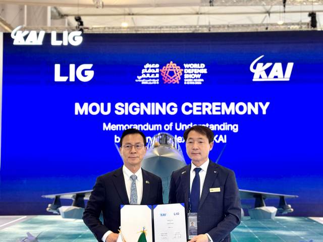 (왼쪽부터) 신익현 LIG넥스원 대표와 차재병 KAI 대표 대행이 10일(현지시간) 국산 항공 무장 개발 통합 및 수출 공동마케팅 업무협약서(MOU)에 서명했다. /KAI