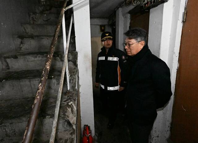 곽재선 KG그룹 회장(오른쪽)이 지난 10일 오후 서울역 인근 동자동 쪽방촌을 찾아 내부를 살펴보고 있다. /KG그룹