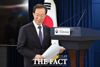  브리핑실 입장하는 이석연 국민통합위원장 [포토]