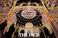  '빛의 축제' 롯데 루미나리에 즐기는 시민들 [TF사진관]