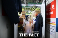  설 택배 물량 증가, 외투 벗은 작업자 [포토]