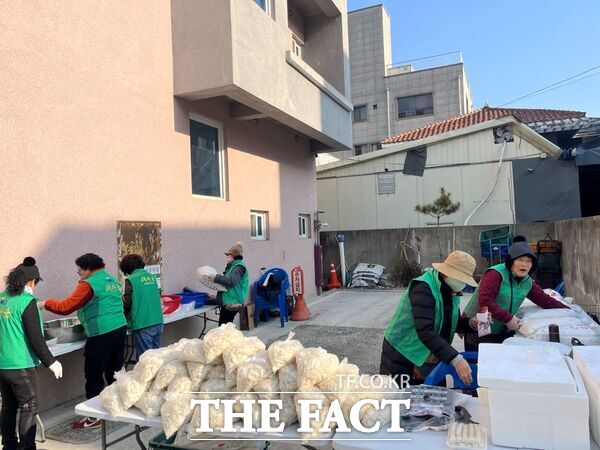 대전시 서구에 12일 이웃 돕기 행렬이 이어졌다. 가장동 새마을부녀회가 행정복지센터에서 어려운 이웃을 돕기 위한 설맞이 사랑의 떡국떡 판매 행사를 진행하고 있다. /대전시 서구