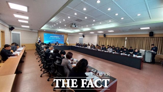 광양시가 12일 시청 창의실에서 제25회 광양매화축제 추진 상황 보고회를 진행하고 있다. /광양시