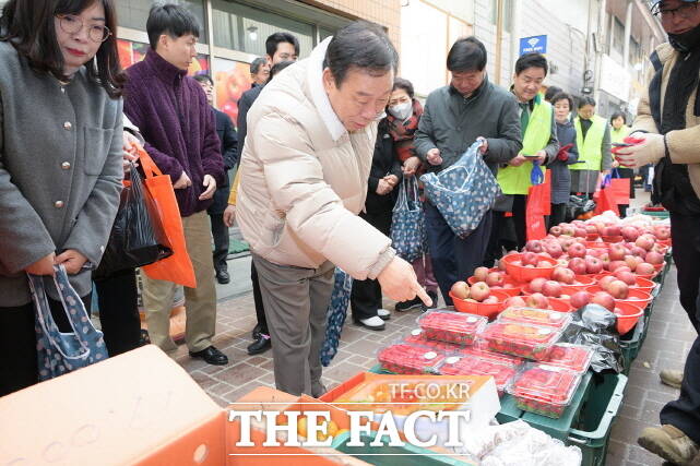 최민호 세종시장이 12일 금남면 용포리 세종대평시장에서 시 직원과 관내 공공기관 임직원 등 80여 명과 함께 장보기 행사를 갖고 있다. /세종시