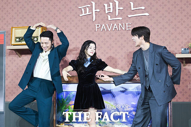 배우 변요한과 고아성, 문상민(왼쪽부터)이 12일 오전 서울 강남구 메가박스 코엑스에서 열린 넷플릭스 ‘파반느’ 제작보고회에 참석해 포즈를 취하고 있다. /서예원 기자