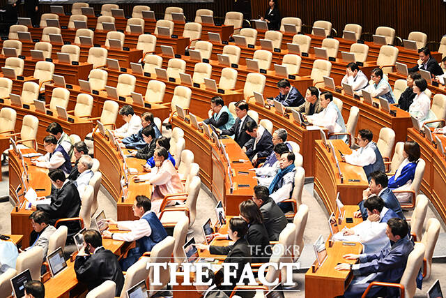 한복을 입은 더불어민주당 의원들과 국민의힘 의원들의 빈자리.