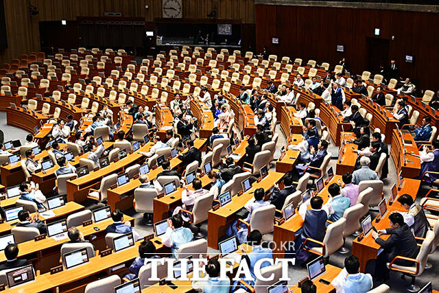 설 명절 앞두고 둘로 쪼개진 국회.