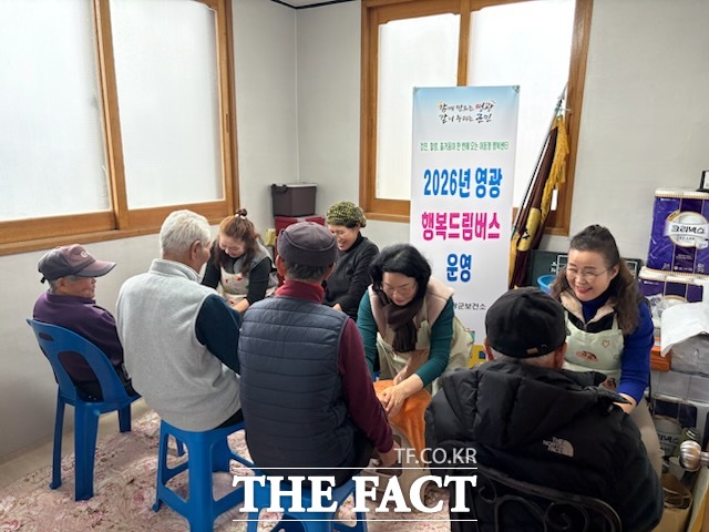 영광군이 지난 10일 군남면 심향당경로당에서 행복드림버스를 운영하고 있다. /영광군