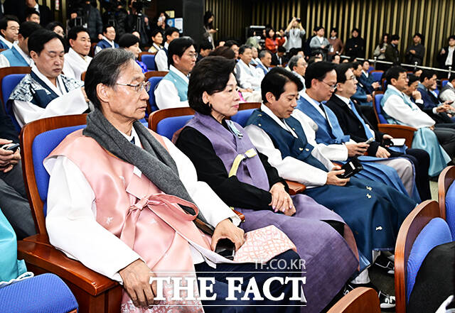 한복을 입은 더불어민주당 의원들이 12일 오후 서울 여의도 국회에서 열린 의원총회에 참석하고 있다. /국회=배정한 기자