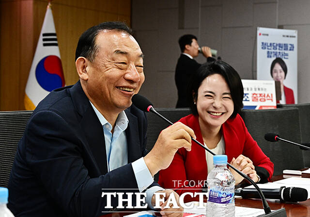 이정현 전 새누리당 대표가 12일 국민의힘 6·3 지방선거 공천관리위원장에 내정됐다. 왼쪽은 이 전 대표. /배정한 기자