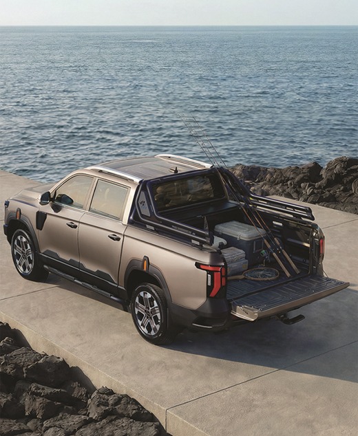 무쏘는 도심 주행과 레저 활용을 고려해 개발된 정통 픽업 모델이다. 험로 주행을 고려한 차체 설계를 적용했고 최대 700㎏까지 적재 가능한 데크 공간을 갖췄다. /KGM