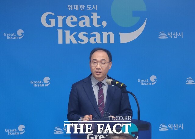 12일 익산시청 브리핑룸에서 로컬푸드 어양점 정상화를 위한 익산시의회 임시회 소집 요청과 관련해 최재용 익산시 부시장이 출입기자들의 질의에 답변하고 있다. /익산시