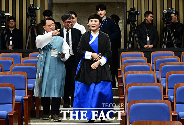 한복을 입은 더불어민주당 의원들이 12일 오후 서울 여의도 국회에서 열린 의원총회에 참석하고 있다. /국회=배정한 기자