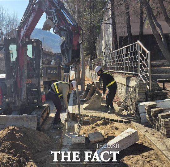 경기 남양주시 관계자들이 최근 지역 내 인도를 대상으로 도로환경정비 사업을 진행하고 있다. /남양주시