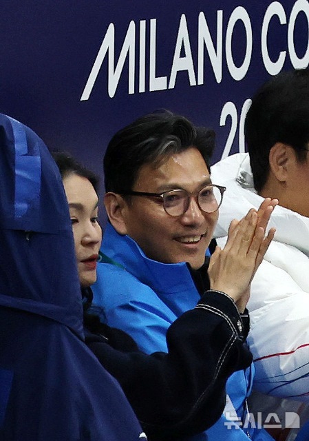 김재열 IOC집행위원이 국제 스포츠무대에서 영향력을 확대하기 위해서는 삼성가의 지원이 필수라는 분석이 많다. 사진은 지난 6일(현지 시간) 이탈리아 밀라노 아이스스케이팅 아레나에서 열린 2026 밀라노·코르티나 담페초 동계올림픽 피겨스케이팅 팀 이벤트 경기를 지켜보고 있는 김재열 IOC 집행위원과 이서현 삼성물산 사장(왼쪽) 부부. / 뉴시스