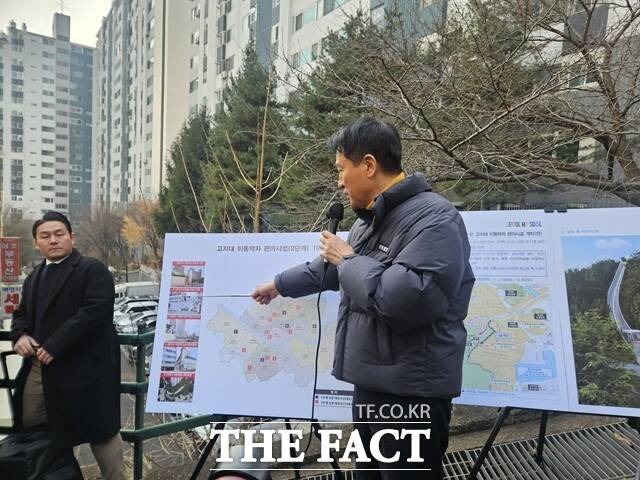 오세훈 서울시장이 12일 오전 오전 10시30분께 서울 서대문구 영천동 고지대를 찾아 고지대 이동약자 편의시설 2단계 사업을 설명하고 있다. /김명주 기자