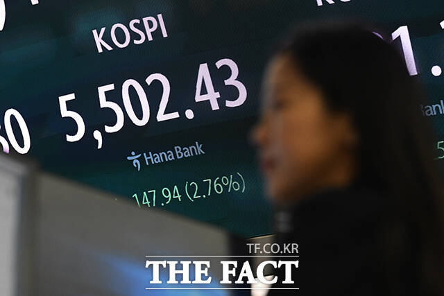 코스피가 5500선을 넘긴 12일 오후 서울 중구 하나은행 본점 딜링룸 전광판에 지수가 표시되고 있다. /서예원 기자
