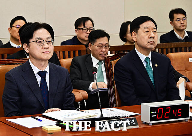 업무보고를 위해 전체회의에 출석한 김정관 산업통상부 장관(왼쪽)과 구윤철 부총리 겸 재정경제부 장관.