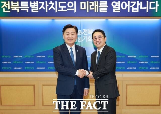 12일 전북도청 도지사 접견실에서 세계 최대 수탁은행인 뉴욕멜론은행(BNY)과 금융산업 발전 방안 및 글로벌 협력 확대 방안 등에 대한 논의가 진행된 가운데 김관영 전북도지사(왼쪽)와 서봉균 한국대표가 기념 촬영을 하고 있다. /전북도