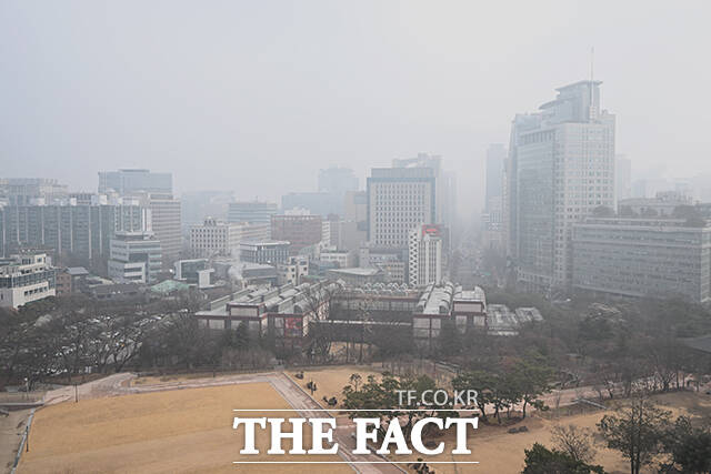 서울과 경기, 인천 등 수도권 지역 모두 초미세먼지 주의보가 발령된 12일 서울시는 올해 겨울 처음으로 초미세먼지 비비상저감조치를 발령했다. /서예원 기자