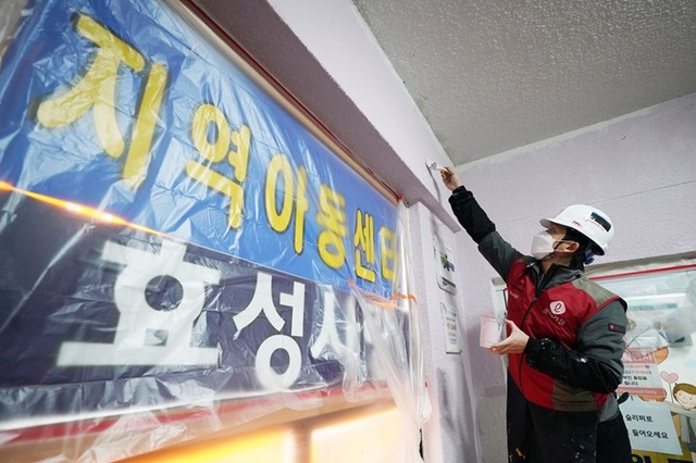 롯데건설 샤롯데 봉사단이 12일 지역아동센터 시설 및 환경을 개선해주는 꿈과 희망의 러브하우스 봉사활동에 참여하고 있다. /롯데건설