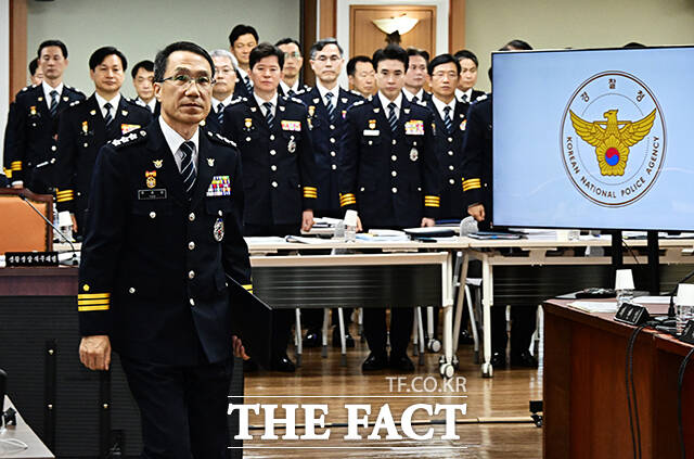 유재성 경찰청장 직무대행이 12일 명절 기간에는 관계성 범죄와 스캠 범죄가 증가할 우려가 있다며 24시간 빈틈 없는 상황 대응과 신속한 보고체계를 유지하겠다고 밝혔다. 사진은 유재성 경찰청장 직무대행이 지난해 10월 서울 서대문구 경찰청에서 열린 행정안전위원회 국정감사에 출석해 증인선서를 하고 있는 모습. /배정한 기자