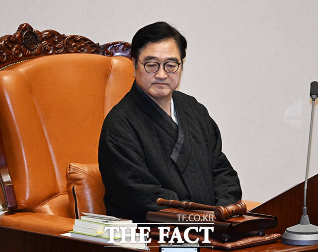 검정 두루마기 입고 왔습니다!