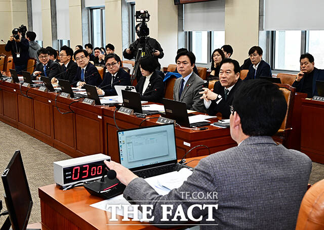 비공개 전환에 대해 항의하는 더불어민주당 의원들.