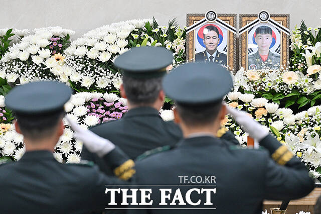헌화 후 경례하는 군 동료들.