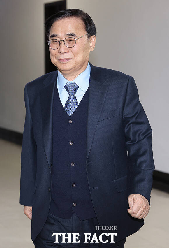 회의실로 향하는 이종석 국가정보원장.