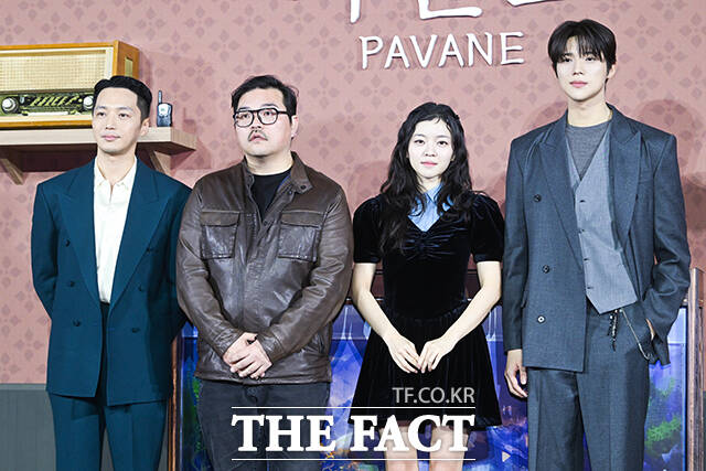 배우 변요한과 이종필 감독, 배우 고아성, 문상민(왼쪽부터)이 12일 오전 서울 강남구 메가박스 코엑스에서 열린 넷플릭스 ‘파반느’ 제작보고회에 참석해 포즈를 취하고 있다. /서예원 기자
