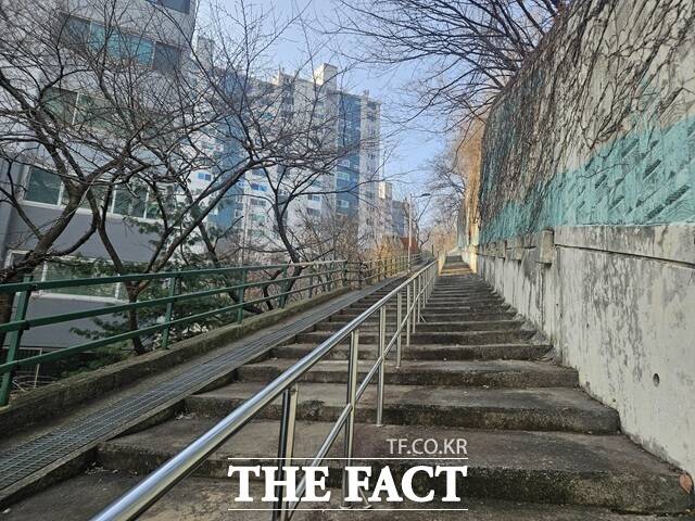 서울 서대문구 영천동 고지대에는 127m, 31도가량의 급경사 계단 186개가 있다. /김명주 기자