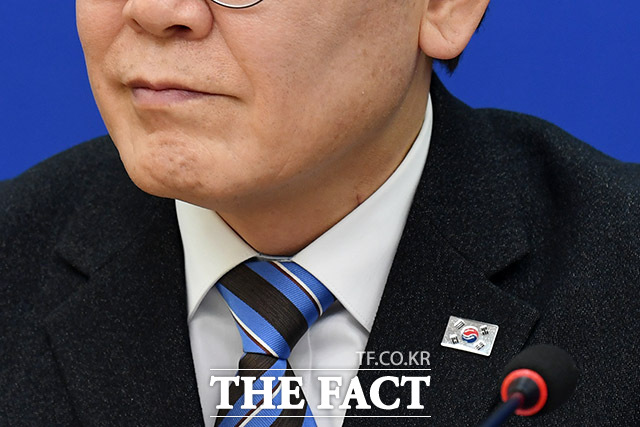 국가정보원은 이재명 대통령이 더불어민주당 대표 시절 발생한 가덕도 테러 사건과 관련해, 테러범 김진성 씨가 극우 유튜버의 영향을 받은 것으로 확인됐다고 국회에 보고했다. 사진은 피습으로 인한 이재명 대통령의 흉터. /남용희 기자